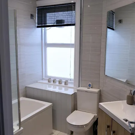 Ideal Location! Flat In Heart Of The