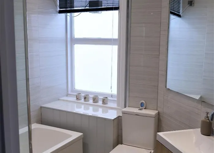 Ideal Location! Flat In Heart Of The